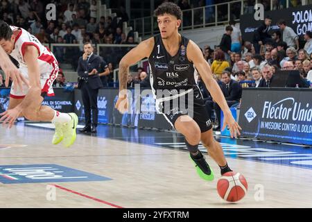 Quinn Ellis de Dolomiti Energia Trentino porte le ballon lors du match entre Dolomiti Energia Trentino et EA7 Emporio Armani Milano, régulier s. Banque D'Images