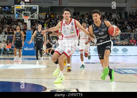 Quinn Ellis de Dolomiti Energia Trentino suivi de Leandro Bolmaro de EA7 Emporio Armani Milano lors du match entre Dolomiti Energia Trentino A. Banque D'Images