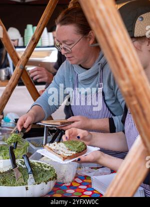 Kiosque Ppular vendant du pesto aux herbes maison sur pain grillé au levain, au marché agricole Náplavka samedi, Prague en République tchèque. Banque D'Images