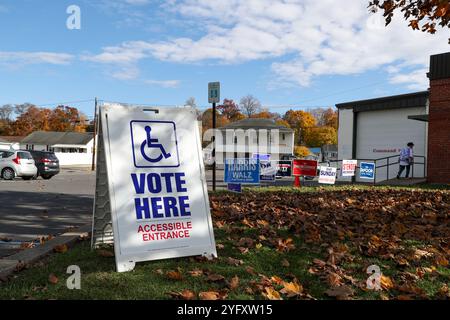 Sunbury, États-Unis. 05 novembre 2024. Un électeur est vu entrer dans un bureau de vote à Sunbury, en Pennsylvanie, le jour de l'élection, le 5 novembre 2024. (Photo de Paul Weaver/Sipa USA) crédit : Sipa USA/Alamy Live News Banque D'Images
