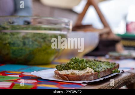 Kiosque Ppular vendant du pesto aux herbes maison sur pain grillé au levain, au marché agricole Náplavka samedi, Prague en République tchèque. Banque D'Images