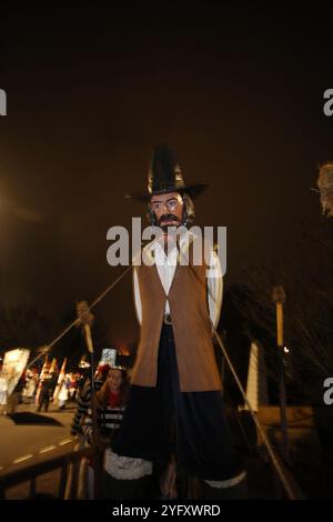 5 novembre 2024, Lewes, Suss, Royaume-Uni Marche pour l'eau potable le novembre annuel la cinquième célébration amène les sociétés costumées de feu de joie à parader dans les rues de Lewes. Crédit photo : Roland Ravenhill/Alamy Banque D'Images