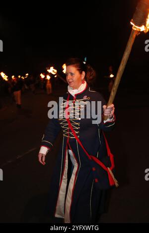 5 novembre 2024, Lewes, Suss, Royaume-Uni Marche pour l'eau potable le novembre annuel la cinquième célébration amène les sociétés costumées de feu de joie à parader dans les rues de Lewes. Crédit photo : Roland Ravenhill/Alamy Banque D'Images