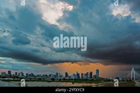 Vue imprenable sur les gratte-ciel du centre-ville de Dallas avec des nuages sombres menaçants qui planent sur la ville lors D'Une inondation rare sur la digue de la rivière Trinity à Dallas, Banque D'Images