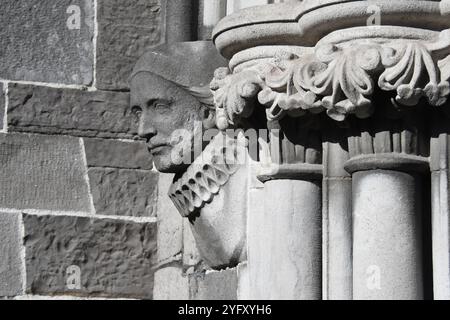 Une statue et des décorations à l'extérieur de l'église Saint Patrick à Dublin, Irlande Banque D'Images