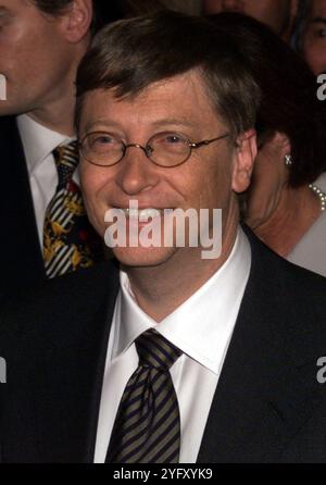 Le patron de Microsoft Bill Gates à l'ouverture de l'exposition -Leonardo da Vinci et Joseph Beuys à la Haus der Kunst à Munich. Le 14 octobre 1999 à Munich, Allemagne. En 1995, Bill Gates achète le Codex Leicester, le seul manuscrit de Léonard de Vinci. Photographe : ddp images/STAR-images crédit : ddp Media GmbH/Alamy Live News Banque D'Images