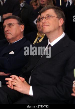 Le patron de Microsoft Bill Gates à l'ouverture de l'exposition -Leonardo da Vinci et Joseph Beuys à la Haus der Kunst à Munich. Le 14 octobre 1999 à Munich, Allemagne. En 1995, Bill Gates achète le Codex Leicester, le seul manuscrit de Léonard de Vinci. Photographe : ddp images/STAR-images crédit : ddp Media GmbH/Alamy Live News Banque D'Images