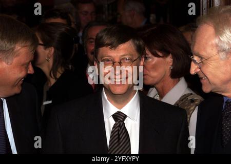 Le patron de Microsoft Bill Gates avec le Bayerns Ministerpräsident Edmund Stoiber à l'ouverture de l'exposition -Leonardo da Vinci et Joseph Beuys à la Haus der Kunst de Munich.. Le 14 octobre 1999 à Munich, Allemagne. En 1995, Bill Gates achète le Codex Leicester, le seul manuscrit de Léonard de Vinci. Photographe : Peter Schatz Banque D'Images