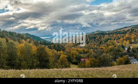 Une vue panoramique pittoresque sur les collines et les forêts vallonnées en automne, Pieniny Pologne Banque D'Images