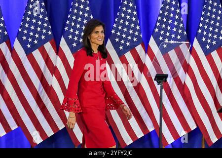 Charleston, États-Unis. 06 mars 2024. Républicain U. La candidate à la présidence Nikki Haley arrive à une conférence de presse annonçant la suspension de sa campagne, le 6 mars 2024 à Charleston, Caroline du Sud. Haley, un ancien gouverneur de Caroline du Sud, s'est présenté contre l'ancien U. S Président Donald Trump dans les primaires républicaines. Crédit : Richard Ellis/Richard Ellis/Alamy Live News Banque D'Images