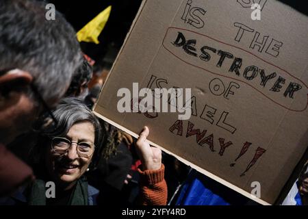 Jérusalem, Israël. 5 novembre 2024. Des milliers de personnes se rassemblent à la résidence du premier ministre à Jérusalem, en même temps que des rassemblements similaires dans tout le pays, pour protester contre le licenciement du ministre de la Défense Gallant par Netanyahu et l'affectation d'un ministre des Affaires étrangères inexpérimenté en matière de sécurité Katz au ministère de la Défense. Gallant déclare des divergences avec le premier ministre sur le projet ultra orthodoxe, les concessions nécessaires pour libérer tous les otages de la captivité du Hamas et la nécessité d'établir un comité d'enquête d'Etat sur les échecs du massacre du 7 octobre. Beaucoup tiennent Netanyahu personnellement responsable de tous Banque D'Images