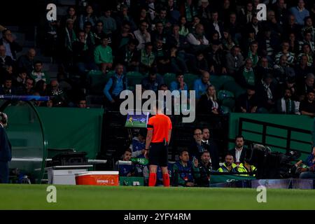 Portugal. 05 novembre 2024. Refere var lors du match MD4 de l'UEFA Champions League 2024/25 League phase entre le Sporting Clube de Portugal et Manchester City à l'Estadio Jose Alvalade le 05 novembre 2024 à Lisbonne, Portugal. UEFA Champions League - Sporting CP vs Manchester City (Valter Gouveia/SPP) crédit : SPP Sport Press photo. /Alamy Live News Banque D'Images