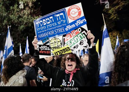 Jérusalem, Israël. 5 novembre 2024. Des milliers de personnes se rassemblent à la résidence du premier ministre à Jérusalem, en même temps que des rassemblements similaires dans tout le pays, pour protester contre le licenciement du ministre de la Défense Gallant par Netanyahu et l'affectation d'un ministre des Affaires étrangères inexpérimenté en matière de sécurité Katz au ministère de la Défense. Gallant déclare des divergences avec le premier ministre sur le projet ultra orthodoxe, les concessions nécessaires pour libérer tous les otages de la captivité du Hamas et la nécessité d'établir un comité d'enquête d'Etat sur les échecs du massacre du 7 octobre. Beaucoup tiennent Netanyahu personnellement responsable de tous Banque D'Images