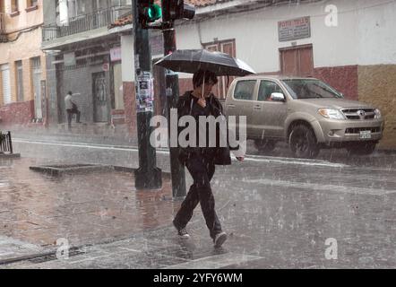 CUENCA PLUIES CET APRÈS-MIDI Cuenca, Equateur 5 novembre 2024 après plusieurs jours de soleil et de chaleur intense, ce mardi après-midi une forte pluie est tombée dans la ville de Cuenca, après 115 jours de sécheresse hydrologique photo Boris Romoleroux API soi CUENCA LLUVIASESTATARDE a58a912a9d5948b8e0d80077f5f375a8 Copyright : xBORISxROMOLEROUXx Banque D'Images