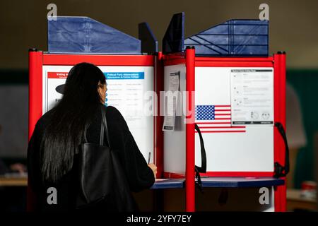 Arlington, États-Unis. 05 novembre 2024. Les électeurs ont voté lors de l'élection présidentielle de 2024 le jour de l'élection au Walter Reed Recreation Center à Arlington, en Virginie, le mardi 5 novembre 2024. Plus de 78 millions d'électeurs ont déjà voté, par la poste ou en personne, dans 47 états et dans le district de Columbia. Photo de Bonnie Cash/UPI crédit : UPI/Alamy Live News Banque D'Images