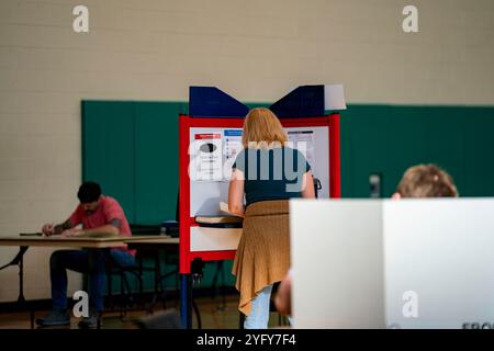 Arlington, États-Unis. 05 novembre 2024. Les électeurs ont voté lors de l'élection présidentielle de 2024 le jour de l'élection au Walter Reed Recreation Center à Arlington, en Virginie, le mardi 5 novembre 2024. Plus de 78 millions d'électeurs ont déjà voté, par la poste ou en personne, dans 47 états et dans le district de Columbia. Photo de Bonnie Cash/UPI crédit : UPI/Alamy Live News Banque D'Images