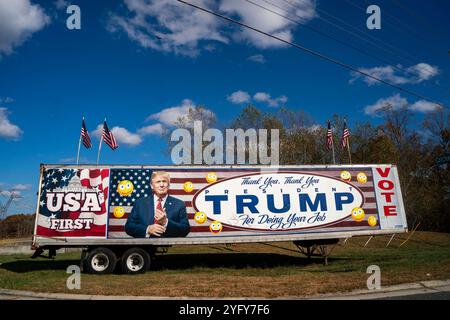 Haymarket, États-Unis. 05 novembre 2024. Un camion de campagne pour l'ancien président et candidat républicain à la présidence Donald Trump et son coéquipier JD Vance est vu le long de la James Madison Highway à l'extérieur de Haymarket, en Virginie, le mardi 5 novembre 2024. Plus de 78 millions d'électeurs ont déjà voté, par la poste ou en personne, dans 47 états et dans le district de Columbia. Photo de Bonnie Cash/UPI crédit : UPI/Alamy Live News Banque D'Images