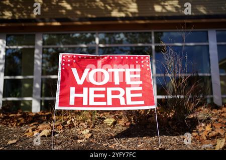 Arlington, États-Unis. 05 novembre 2024. Un panneau « votez ici » est affiché à l'extérieur du Walter Reed Recreation Center le jour de l'élection à Arlington, en Virginie, le mardi 5 novembre 2024. Plus de 78 millions d'électeurs ont déjà voté, par la poste ou en personne, dans 47 états et dans le district de Columbia. Photo de Bonnie Cash/UPI crédit : UPI/Alamy Live News Banque D'Images