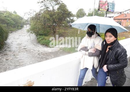 CUENCA PLUIES CET APRÈS-MIDI Cuenca, Equateur 5 novembre 2024 après plusieurs jours de soleil et de chaleur intense, ce mardi après-midi une forte pluie est tombée dans la ville de Cuenca, après 115 jours de sécheresse hydrologique dans l'image la rivière Tomebamba A augmenté son débit photo Boris Romoleroux API soi CUENCA LLUVIASESTATARDE 8d7a7f0c832bc62e75c15a1069fda146 Copyright : xBORISXx Banque D'Images