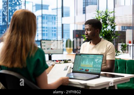 Expert en ressources humaines dans les entreprises financières qui vérifie les candidats pour s'assurer que les compétences correspondent aux besoins du poste. Employeur boursier discutant avec la personne venant pour l'entrevue, évaluant l'expérience de travail du candidat Banque D'Images