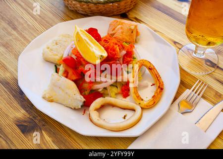 Salade de fruits de mer avec calmar grillé, saumon et légumes Banque D'Images