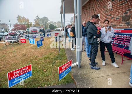 Bensalem, États-Unis. 05 novembre 2024. Les électeurs font la queue en attendant de voter pour l'élection présidentielle du mardi 05 novembre 2024 à Union Fire Company à Bensalem. Crédit : William Thomas Cain/Alamy Live News Banque D'Images