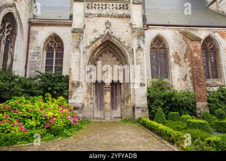 Entrée latérale de l'église Saint Saulve, Montreuil sur mer, France Banque D'Images