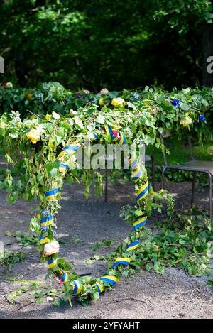 couronne florale sur arbre de milieu d'été. Symbole du Solstice d'été, vacances de mi-été. Suède, Varmdo. Banque D'Images