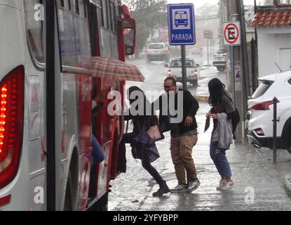 CUENCA PLUIES CET APRÈS-MIDI Cuenca, Equateur 5 novembre 2024 après plusieurs jours de soleil et de chaleur intense, ce mardi après-midi une forte pluie est tombée dans la ville de Cuenca, après 115 jours de sécheresse hydrologique photo Boris Romoleroux API soi CUENCA LLUVIASESTATARDE 3d73261ff1e838986e3703a93ce94e5 Copyright : xROMOLEROUXx Banque D'Images