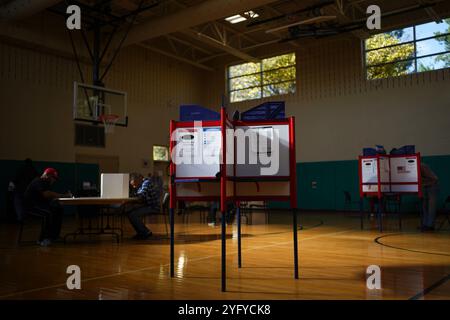 Arlington, États-Unis. 05 novembre 2024. Les électeurs ont voté lors de l'élection présidentielle de 2024 le jour de l'élection au Walter Reed Recreation Center à Arlington, en Virginie, le mardi 5 novembre 2024. Plus de 78 millions d'électeurs ont déjà voté, par la poste ou en personne, dans 47 états et dans le district de Columbia. Photo de Bonnie Cash/UPI crédit : UPI/Alamy Live News Banque D'Images