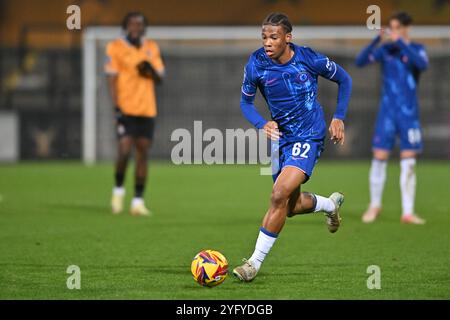 Ishe Samuels Smith (62 Chelsea) contrôle le ballon lors du Trophée EFL entre Cambridge United et Chelsea Under 21s au Cledara Abbey Stadium, Cambridge, mardi 5 novembre 2024. (Photo : Kevin Hodgson | mi News) crédit : MI News & Sport /Alamy Live News Banque D'Images