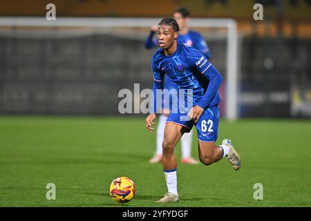 Ishe Samuels Smith (62 Chelsea) se lance lors du match EFL Trophy entre Cambridge United et Chelsea Under 21s au Cledara Abbey Stadium, Cambridge, mardi 5 novembre 2024. (Photo : Kevin Hodgson | mi News) crédit : MI News & Sport /Alamy Live News Banque D'Images