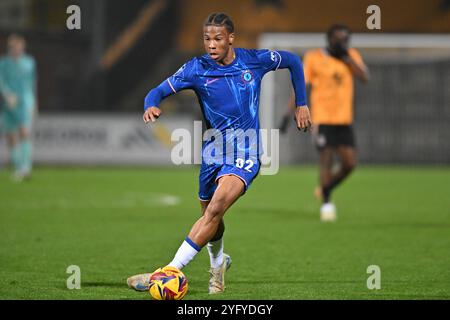 Ishe Samuels Smith (62 Chelsea) contrôle le ballon lors du Trophée EFL entre Cambridge United et Chelsea Under 21s au Cledara Abbey Stadium, Cambridge, mardi 5 novembre 2024. (Photo : Kevin Hodgson | mi News) crédit : MI News & Sport /Alamy Live News Banque D'Images