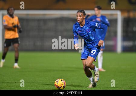 Ishe Samuels Smith (62 Chelsea) se lance lors du match EFL Trophy entre Cambridge United et Chelsea Under 21s au Cledara Abbey Stadium, Cambridge, mardi 5 novembre 2024. (Photo : Kevin Hodgson | mi News) crédit : MI News & Sport /Alamy Live News Banque D'Images