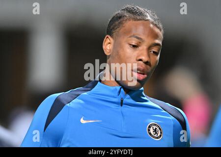 Ishe Samuels Smith (62 Chelsea) se réchauffe lors du Trophée EFL entre Cambridge United et Chelsea Under 21s au Cledara Abbey Stadium, Cambridge le mardi 5 novembre 2024. (Photo : Kevin Hodgson | mi News) crédit : MI News & Sport /Alamy Live News Banque D'Images