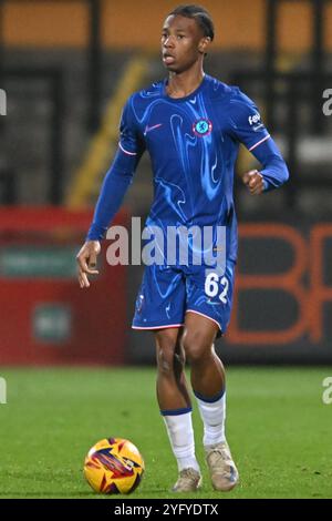 Ishe Samuels Smith (62 Chelsea) contrôle le ballon lors du Trophée EFL entre Cambridge United et Chelsea Under 21s au Cledara Abbey Stadium, Cambridge, mardi 5 novembre 2024. (Photo : Kevin Hodgson | mi News) crédit : MI News & Sport /Alamy Live News Banque D'Images