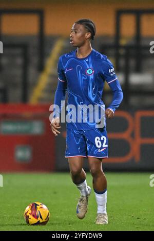 Ishe Samuels Smith (62 Chelsea) contrôle le ballon lors du Trophée EFL entre Cambridge United et Chelsea Under 21s au Cledara Abbey Stadium, Cambridge, mardi 5 novembre 2024. (Photo : Kevin Hodgson | mi News) crédit : MI News & Sport /Alamy Live News Banque D'Images