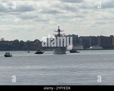 Le plus récent Flight IIa DDG de la Navy, l'USS John Basilone (DDG 122), débarque à l'embarcadère 88, New York City, NY, le 4 novembre. L'arrivée du John Basilone marque le début d'une semaine excitante pour la ville et l'équipage alors que le navire se prépare à être mis en service le 9 novembre 2024. (Photo de l'US Navy par Julie Ann Ripley). Banque D'Images