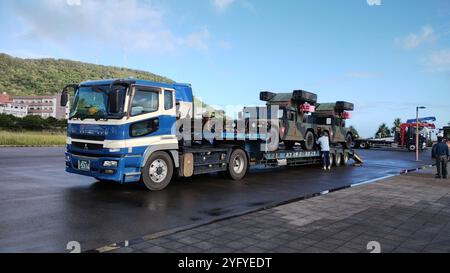 Les véhicules Avenger Air Defense System sont chargés sur une remorque de transport à plateau sur une île du Japon après leur arrivée de Corée du Sud. Des soldats de la 35e brigade d'artillerie de défense aérienne ont participé à Keen Sword 25, un exercice bilatéral avec les États-Unis et le Japon. Keen Sword 25 a duré 10 jours et a pris fin le 1er novembre 2024. Banque D'Images