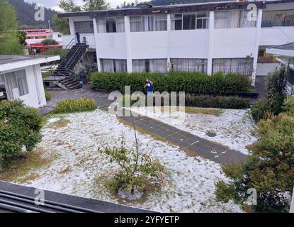 CUENCA PLUIES CET APRÈS-MIDI Cuenca, Équateur 5 novembre 2024 après plusieurs jours de soleil et de chaleur intense, ce mardi après-midi une forte pluie est tombée dans la ville de Cuenca, après 115 jours de sécheresse hydrologique dans l'image la tempête de grêle à l'Université de Cuenca dans la faculté de médecine APIFOTO soi CUENCA LLUVIASESTATARDE a75db53d7df0dde1079e30b4de952fe Copyright : xAPIFOTOx Banque D'Images