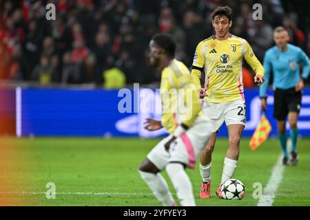 Andrea Cambiaso (27 ans) de la Juventus photographié lors d'un match de football entre le club sportif olympique français de Lille et la Juventus italienne lors de la phase 4 de la Ligue des Champions de l'UEFA, jour 4 de la saison 2024-25, le mardi 5 novembre 2024 à Lille , France . PHOTO SPORTPIX | David Catry Banque D'Images