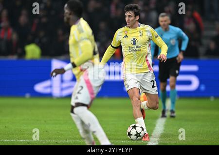 Andrea Cambiaso (27 ans) de la Juventus photographié lors d'un match de football entre le club sportif olympique français de Lille et la Juventus italienne lors de la phase 4 de la Ligue des Champions de l'UEFA, jour 4 de la saison 2024-25, le mardi 5 novembre 2024 à Lille , France . PHOTO SPORTPIX | David Catry Banque D'Images