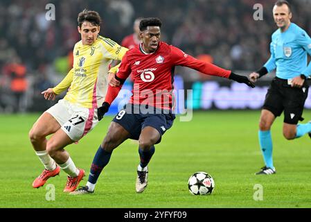 Andrea Cambiaso (27 ans) de la Juventus et Jonathan David (9 ans) de Lille photographiés lors d'un match de football entre le Club sportif Olympique français de Lille et la Juventus italienne lors de la phase de Ligue des Champions de l'UEFA jour 4 de la saison 2024-25, le mardi 5 novembre 2024 à Lille , France . PHOTO SPORTPIX | David Catry Banque D'Images