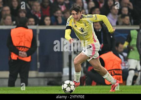 Andrea Cambiaso (27 ans) de la Juventus photographié lors d'un match de football entre le club sportif olympique français de Lille et la Juventus italienne lors de la phase 4 de la Ligue des Champions de l'UEFA, jour 4 de la saison 2024-25, le mardi 5 novembre 2024 à Lille , France . PHOTO SPORTPIX | David Catry Banque D'Images