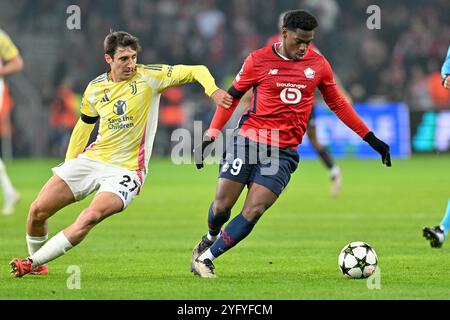 Lille, France. 05 novembre 2024. Andrea Cambiaso (27 ans) de la Juventus et Jonathan David (9 ans) de Lille photographiés lors d'un match de football entre le Club sportif Olympique français de Lille et la Juventus italienne lors de la phase de Ligue des Champions de l'UEFA jour 4 de la saison 2024-25, le mardi 5 novembre 2024 à Lille, France . Crédit : Sportpix/Alamy Live News Banque D'Images