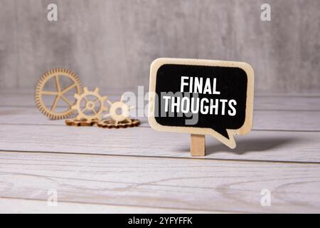 Phrase pensées finales écrites sur machine à écrire vintage avec espace de copie. Banque D'Images