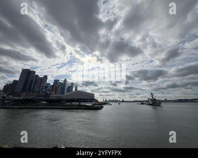 Le plus récent Flight IIa DDG de la Navy, l'USS John Basilone (DDG 122), débarque à l'embarcadère 88, New York City, NY, le 4 novembre. L'arrivée du John Basilone marque le début d'une semaine excitante pour la ville et l'équipage alors que le navire se prépare à être mis en service le 9 novembre 2024. (Photo de l'US Navy par Julie Ann Ripley). Banque D'Images