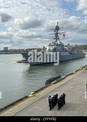 Le plus récent Flight IIa DDG de la Navy, l'USS John Basilone (DDG 122), débarque à l'embarcadère 88, New York City, NY, le 4 novembre. L'arrivée du John Basilone marque le début d'une semaine excitante pour la ville et l'équipage alors que le navire se prépare à être mis en service le 9 novembre 2024. (Photo de l'US Navy par Julie Ann Ripley). Banque D'Images