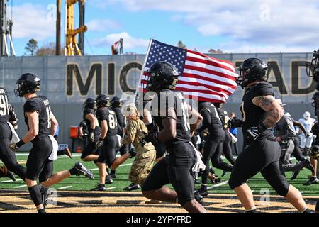 La secrétaire de l'armée, Hon. Christine Wormuth, assiste au match de football de l'armée de l'air à l'académie militaire des États-Unis (USMA), West point, NY le 2 novembre 2024. Le secrétaire Wormuth a rencontré les cadets de l'USMA et a encouragé l'équipe à une victoire de 20-3 sur les Falcons de l'Air Force. (Photo de l'armée américaine par le sergent David Resnick) Banque D'Images