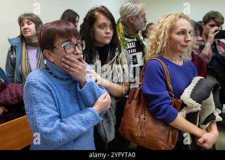 Pétersbourg, Russie. 05 novembre 2024. Le public réagit dans la salle d’audience lors de la condamnation d’Evgueny Bestuzhev, accusé de « fausses informations » sur l’armée russe en raison de messages sur la guerre en Ukraine sur le réseau social VKontakte, dans Pétersbourg. Crédit : SOPA images Limited/Alamy Live News Banque D'Images